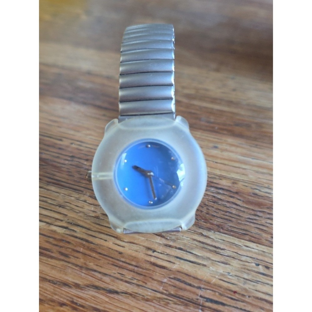 Vintage Women's Blue & Silver Chrome Twist Stretch Band Wrist Watch Blue Face EC